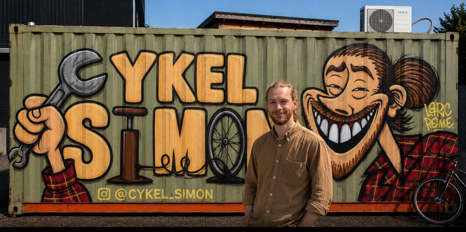 Simon fra Cykel Simon foran Cykel Simon-containeren